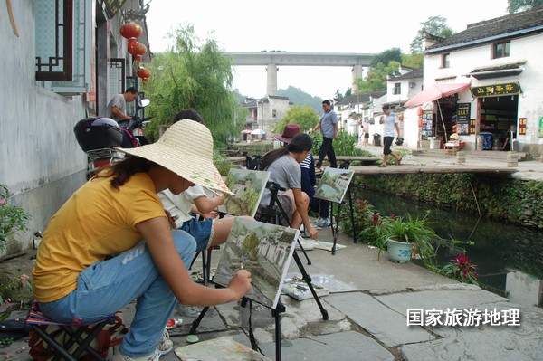 　　9月13日，座落在婺源縣秋口鎮(zhèn)李坑村“小橋、流水、人家”創(chuàng)作寫生基地的李坑章文灑店農(nóng)家樂(lè)。